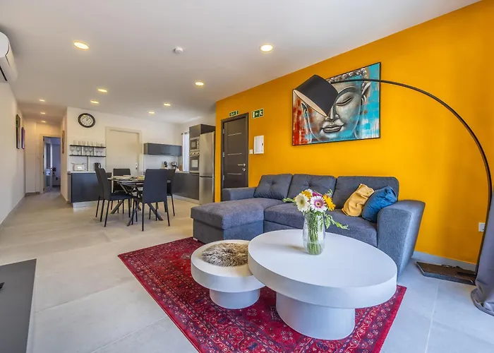 Sleek & Stylish 2Br Accommodation With Large Private Terrace - Close To Saint Julian\'S & Tigne Shopping Mall
