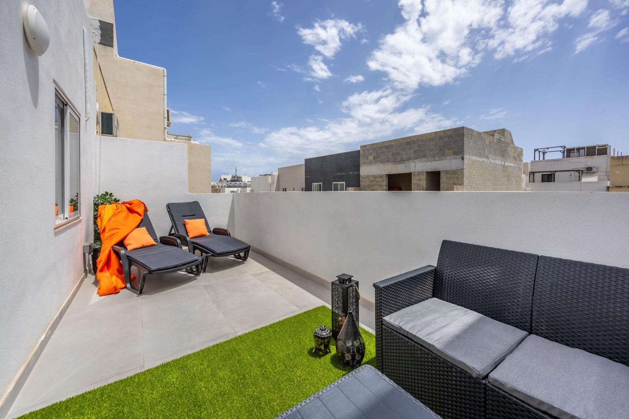 Sleek & Stylish 2br With Large Private Terrace - Close To Saint Julian's & Tigne Shopping Mall * Sliema