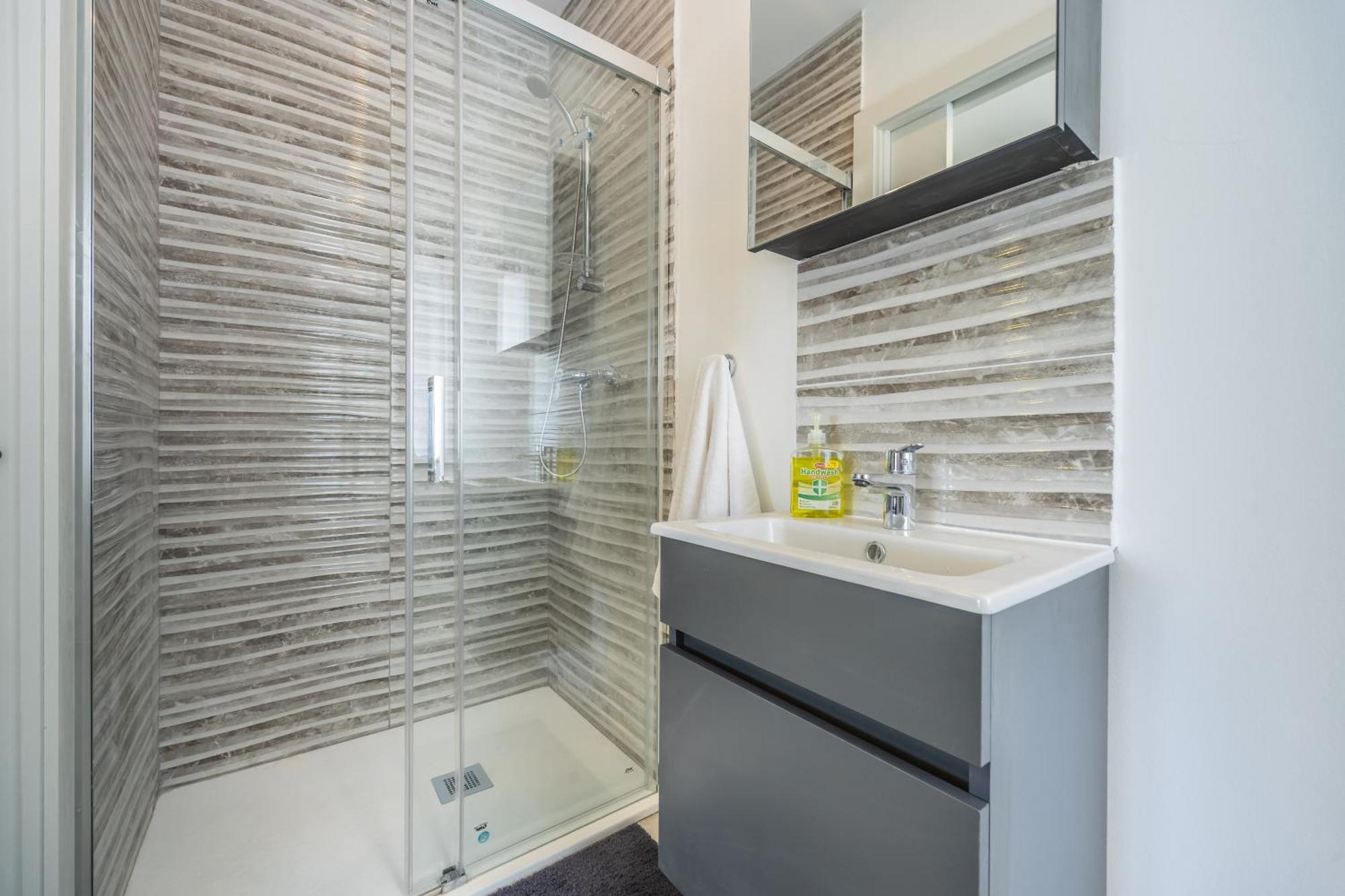 Sleek & Stylish 2br With Large Private Terrace - Close To Saint Julian's & Tigne Shopping Mall