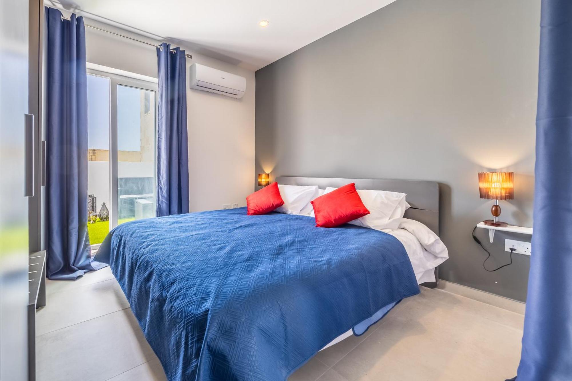 Sleek & Stylish 2br With Large Private Terrace - Close To Saint Julian's & Tigne Shopping Mall * Sliema
