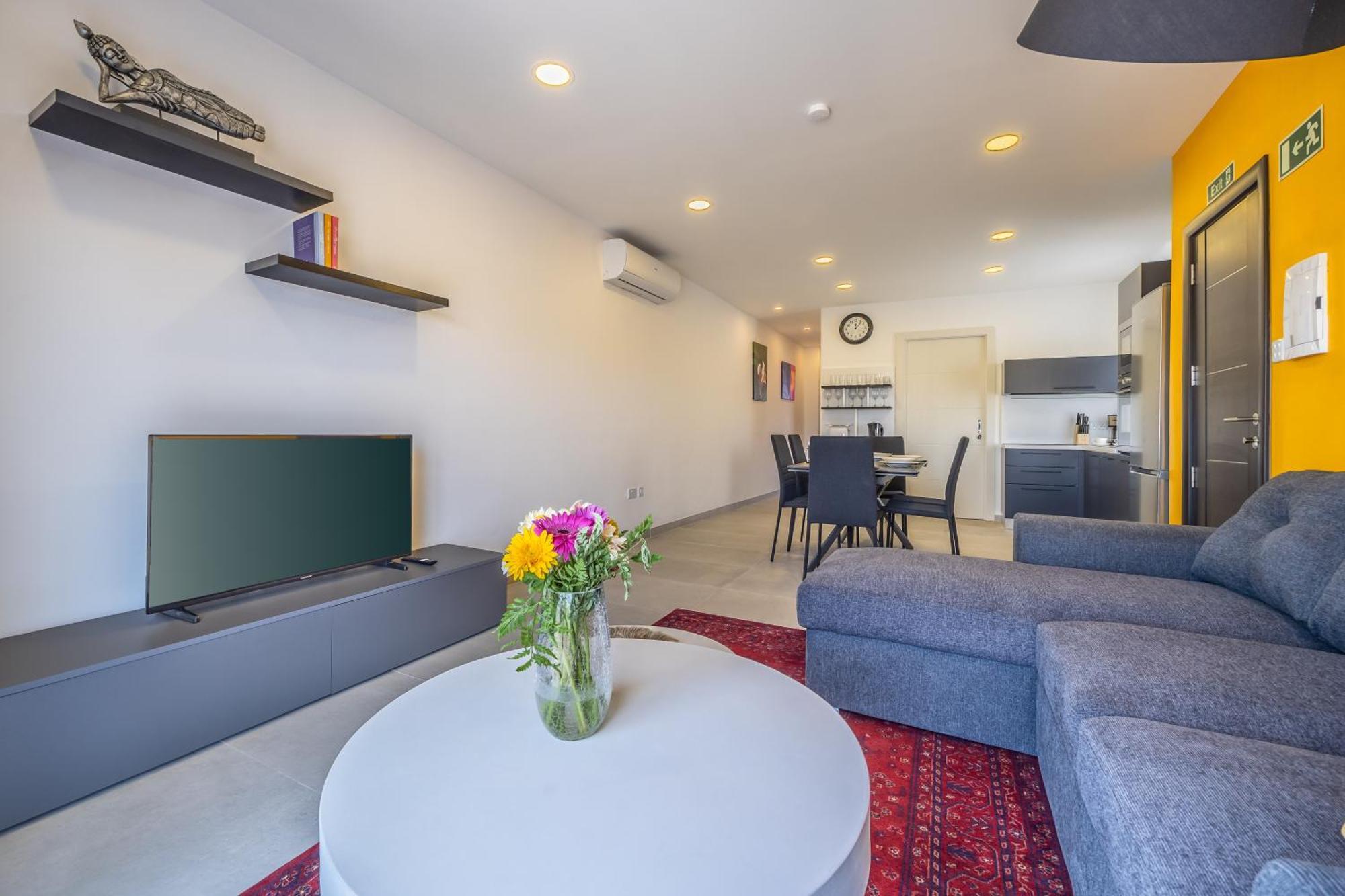 Sleek & Stylish 2br With Large Private Terrace - Close To Saint Julian's & Tigne Shopping Mall Apartment *