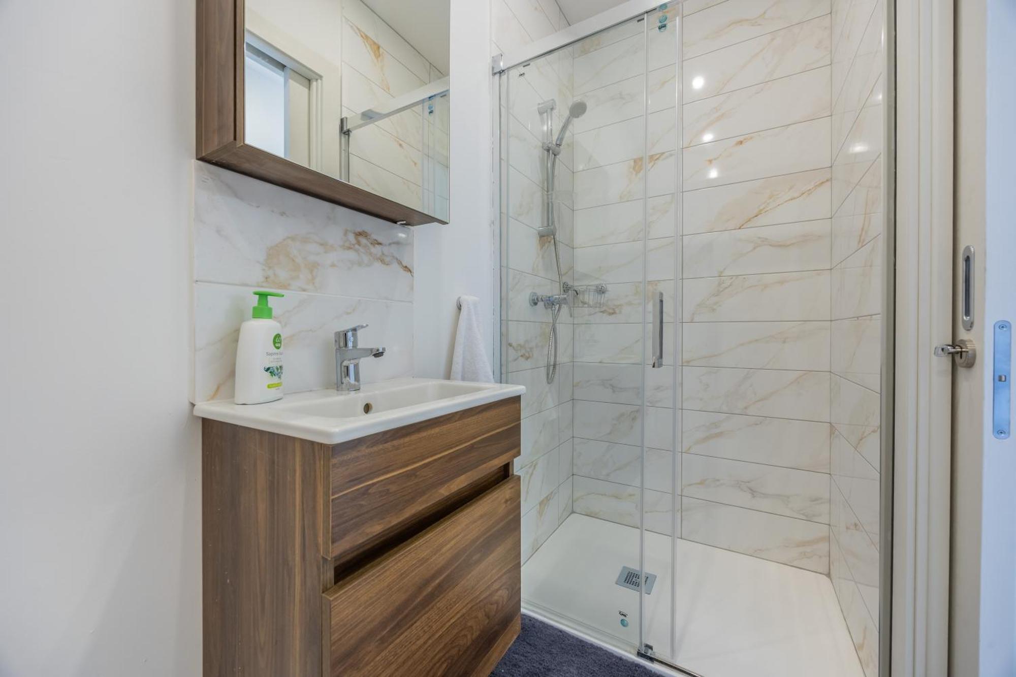 Apartament Sleek & Stylish 2br With Large Private Terrace - Close To Saint Julian's & Tigne Shopping Mall Sliema