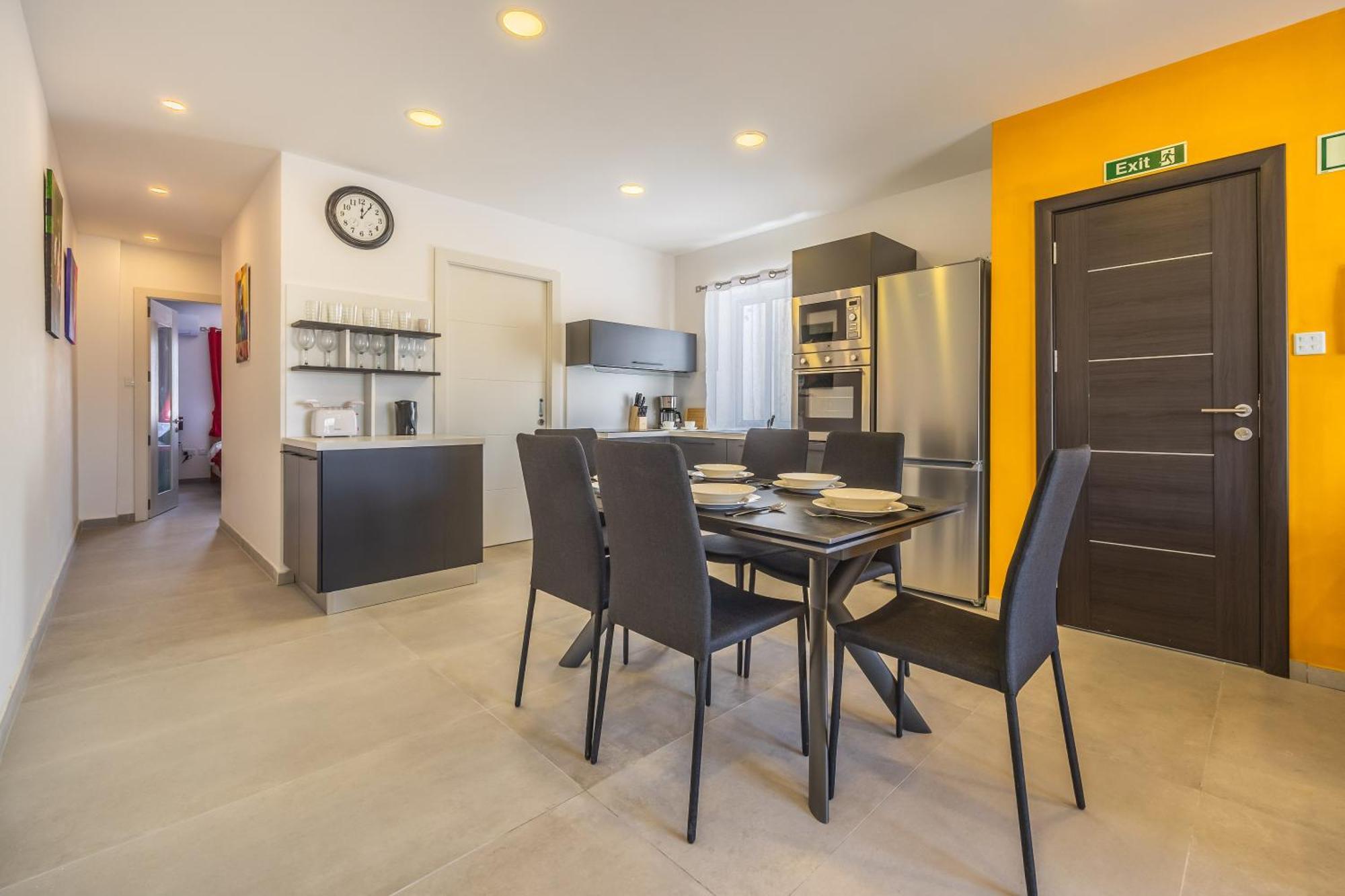 Sleek & Stylish 2br With Large Private Terrace - Close To Saint Julian's & Tigne Shopping Mall Apartament